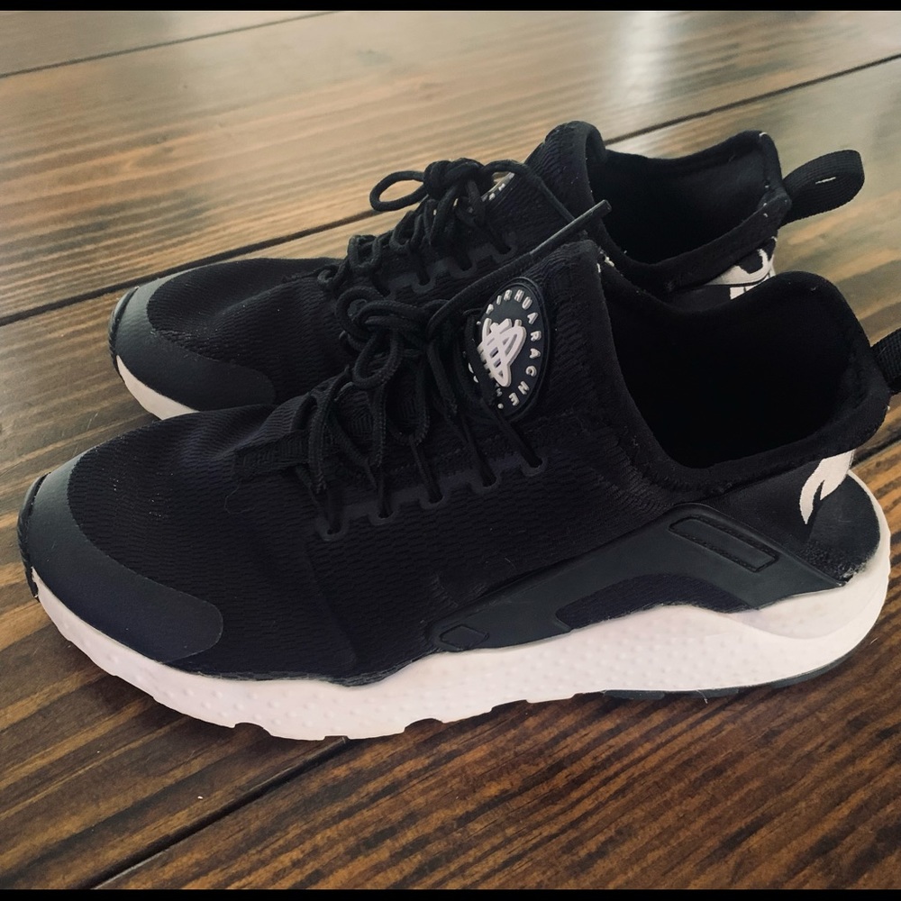 Women’s Nike Air Huarache - Black w/white, Size 7